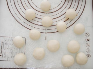 6、玫瑰酥饼,取一块水油皮在手心按成圆形，放上油酥包起来，收口朝下。