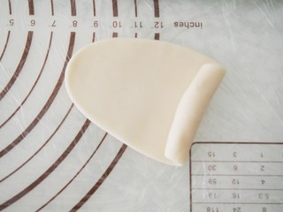 7、玫瑰酥饼,将水油皮擀成牛舌状，从一端卷起来。