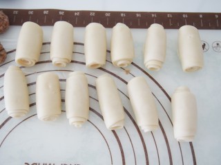 10、玫瑰酥饼,从一端卷起来，将所有的面团都卷好备用