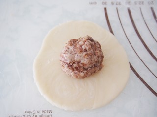 12、玫瑰酥饼,将面团擀开，包入玫瑰馅。