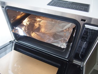 17、玫瑰酥饼,盖上一层锡纸防止上色过深，继续烘烤15分钟左右即可