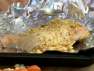 2、芝麻烤雞腿,所有蘸料一起放入鸡腿中攪拌均勻，放入烤盘