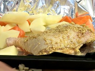 3、芝麻烤雞腿,放上蒜头、马铃薯、胡萝卜，放入烤箱190℃烤約20分鐘