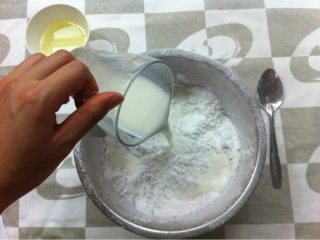 4、冰皮月饼,加入牛奶