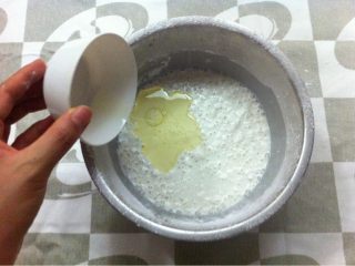 5、冰皮月饼,加入油 拌均匀