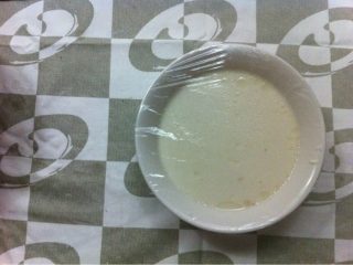 7、冰皮月饼,包上保鲜膜 静置30分钟