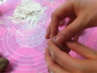 11、冰皮月饼,把陷包起来 收紧口