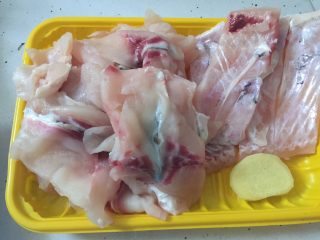 2、酥炸鱼球,鱼肉切成薄片,我是让卖家帮我切的,所以就省去这一步