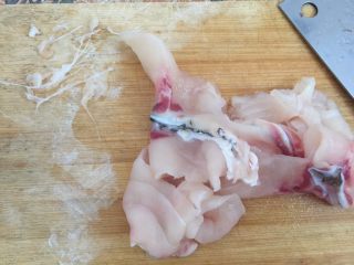 3、酥炸鱼球,然后再将鱼肉片的少许骨刺挑出