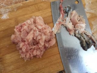 4、酥炸鱼球,再剁碎,鱼皮是剁不碎的,此时鱼皮就可以挑出来