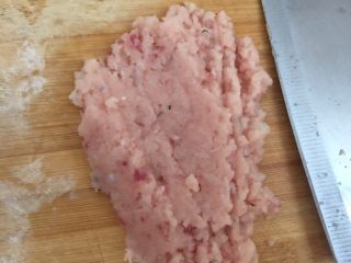 5、酥炸鱼球,再剁成鱼蓉