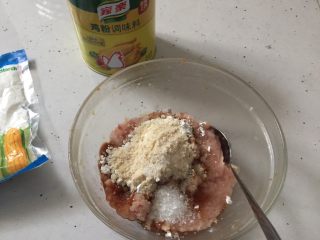 6、酥炸鱼球,将剁好的鱼蓉放入碗里,加入盐、白砂糖、15g生粉、鸡粉、生抽、蚝油、胡椒粉