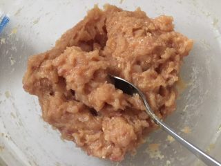 7、酥炸鱼球,然后沿同一个方向搅拌均匀至微微起胶状