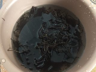 8、酥炸鱼球,海发菜洗净去杂质