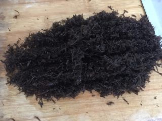 9、酥炸鱼球,清洗干净后沥干水份,揉散并剁碎