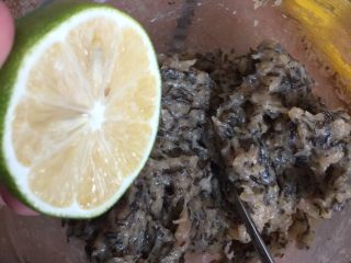 11、酥炸鱼球,挤入柠檬汁混合