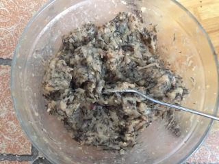 10、酥炸鱼球,然后把海发菜放入鱼蓉里沿同一个方向搅拌上劲