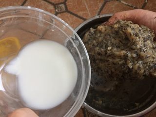 13、酥炸鱼球,甩打的同时一点点加入少许水淀粉,甩打至鱼蓉呈胶状