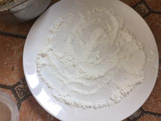 14、酥炸鱼球,取一大碟盘,均匀地倒入生粉