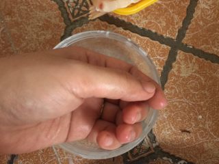 15、酥炸鱼球,取一碗清水,左手沾上清水