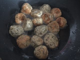 18、酥炸鱼球,热油锅,中火烧至七成热时下鱼丸,转小火,边炸边翻动