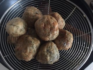 19、酥炸鱼球,炸至表面金黄后捞出控油即可