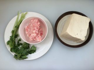 1、香煎豆腐,准备所需食材