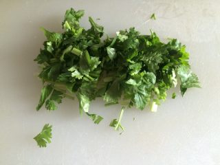 3、香煎豆腐,香菜切碎