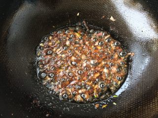 8、香煎豆腐,锅底留油，放入葱、姜、酱油爆香