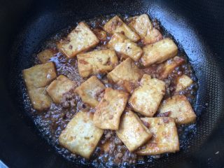 13、香煎豆腐,放入煎好的豆腐块，轻轻颠炒均匀，焖至汤汁快收干时，出锅装盘