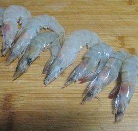 2、西班牙海鲜饭,大虾洗净，减去须子，去掉虾背上的虾线