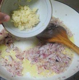 8、西班牙海鲜饭,放入洋葱碎翻炒，至变软，放入蒜蓉翻炒均匀