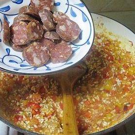 12、西班牙海鲜饭,待葡萄酒香味挥发，放入西班牙腊肠