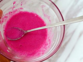 4、宝宝零食之火龙果溶豆,搅拌果糊时不需要手法搅拌均匀即可，待用