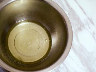 5、宝宝零食之火龙果溶豆,拿出刚刚磕开的蛋清加入两滴白醋或者柠檬汁，加醋或柠檬汁的目的是增加蛋白的稳定性，同时烤箱上下火100度开始预热