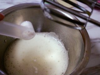 6、宝宝零食之火龙果溶豆,开始打发蛋白，打到有鱼眼泡时第一次加糖