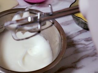 7、宝宝零食之火龙果溶豆,蛋白泡泡密集有些粘稠后如图第二次加糖