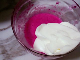 11、宝宝零食之火龙果溶豆,将打发好的三分之一蛋白倒入火龙果糊中
