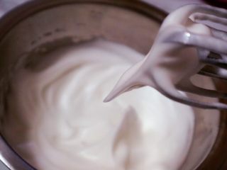 9、宝宝零食之火龙果溶豆,再次搅动几下打到硬性发泡即可，有直立的尖角不弯就可以了