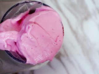 16、宝宝零食之火龙果溶豆,均匀后装入裱花袋