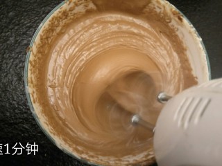 12、最经典浓郁巧克力奶酪蛋糕,用打蛋器低速搅打一分钟。