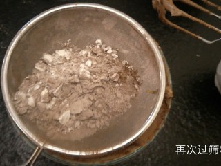 13、最经典浓郁巧克力奶酪蛋糕,分次再过筛粉类。