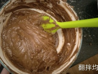 14、最经典浓郁巧克力奶酪蛋糕,用刮刀大幅度的快速的翻拌。长时间的翻拌会使消泡。