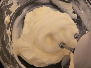 23、最经典浓郁巧克力奶酪蛋糕,继续打到柔顺。????