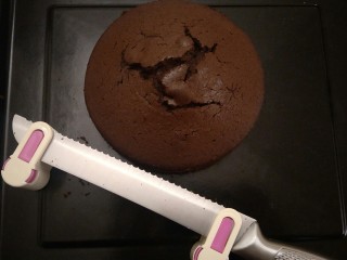 30、最经典浓郁巧克力奶酪蛋糕,取出烤好的巧克力蛋糕分成三片。