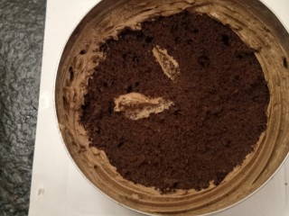 34、最经典浓郁巧克力奶酪蛋糕,周围挤上奶油尽量不要有缝隙。