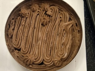 35、最经典浓郁巧克力奶酪蛋糕,在这第一层上面级上一层奶油。