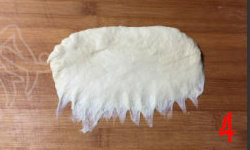 4、香葱芝士条 ,取其中一个，用擀面杖擀成长椭圆形，下端用手指搓薄