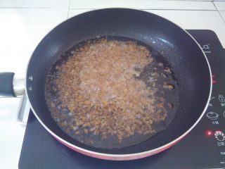 3、什锦辣椒酱,烧热油锅，大概5分热冒小泡，放入虾米炸1-2分钟，保持小火，不要炸焦了