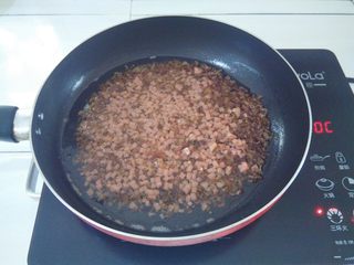 4、什锦辣椒酱,加入火腿肠丁，继续炸2分钟，慢慢翻动一下，避免糊底